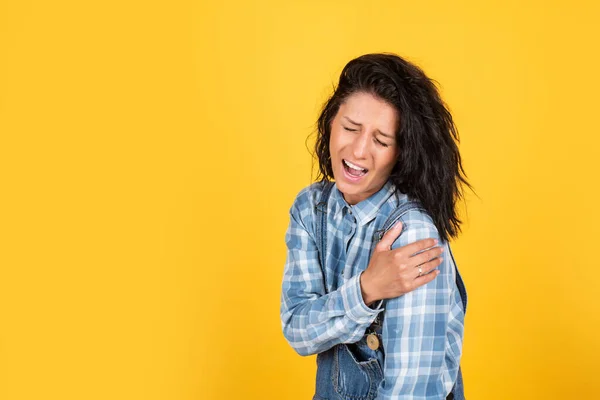 Dói muito. dor terrível. A fêmea tem o ombro magoado. A mulher bateu no braço. A rapariga está a chorar. tratamento doloroso. Preciso de medicação. Braço partido. senhora infeliz sofre de dores no ombro — Fotografia de Stock