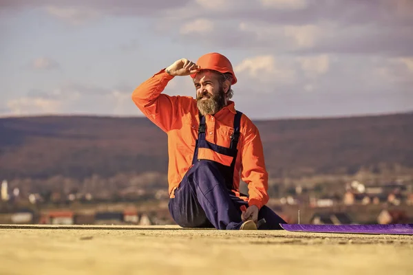 Superficie del techo del hombre. Estimar los requisitos de materiales para proyectos. Instalar materiales para techos. Aislamiento térmico. Techo de reparación maestro profesional. Instalación de techo plano. Roofer construyendo nuevo techo — Foto de Stock