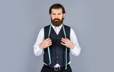 Resmi ve ofis tarzı. Mezuralı bir terzi. Erkek kıyafetleri terziliği yapan adam. Vahşi adam moda tasarımcısı. Adam erkekler için kostüm tasarlıyor. Başarılı sartor çalışmaya hazır