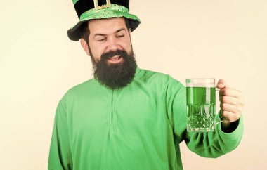 Aziz Patrick Günü 'nde herkes İrlandalıdır. Sakallı, yeşil bira içen İrlandalı bir adam. Sakallı adam Aziz Patrick 'e kadeh kaldırıyor. Leprikon şapkalı hippi elinde bira bardağı tutuyor. Aziz Patrick gününü barda kutluyoruz.