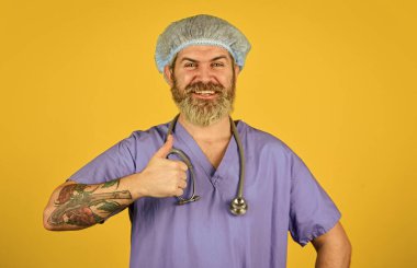 Sağlık sigortası. Aşı olmak iyi bir şey. Kuluçka dönemi. Sağlık hizmetleri. Doktor mesleği. Doktor yardım etmeye hazır. Teşhis konsepti. Sakallı doktor üniformalı şapka takıyor. Hipster hastanede çalışıyor.