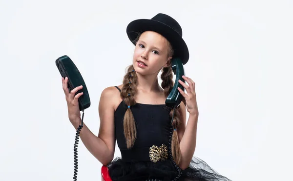 Stijlvol meisje spreken op retro telefoon geïsoleerd op wit, gesprek — Stockfoto