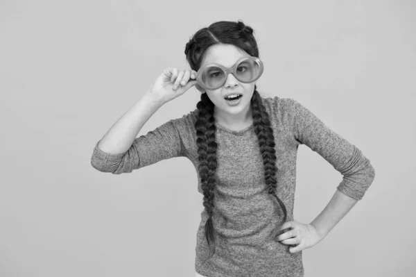 Mudar a sua linguagem corporal. menina pequena tem olhar engraçado. moda de penteado de criança. criança espantada com penteado. adolescente tem festa divertida. Cabelo trançado em tranças. pouca beleza usar óculos de festa. infância feliz — Fotografia de Stock