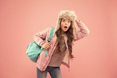 Kış dönemi. Hippi tarzı. Günlük yaşam için modern sırt çantası. Gençlik modası. Şirin sırt çantalı okul kızı tarzı kıyafetler. Sırt çantana dikkat et. Güzel kız sırt çantası taşıyor.