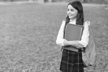 Bilgiyi sevmeyi öğren. Mutlu çocuk okula geri döndü. Bilgi toplama günü. 1 Eylül. Okul ve eğitim. Bilgi ve kitap okumak. Bilgi öğrenmeden gelir, uzayı kopyala