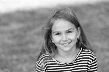 Gülümsemek kalıcı bir izlenim bırakır. Mutlu çocuk gülüşü yazın açık havada. Diş sağlığı. Ağız temizliği. Çürükler ve dişler çürümeyi önler. Diş dolguları. Pediatrik dişçilik, kopyalama alanı