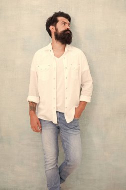 Sakallı, olgun, yakışıklı hippi beyaz gömlek giyiyor. Yaz koleksiyonu. Erkek giyim konsepti. Moda kıyafetleri. Çekici adam duvar arkaplanı. Yaz modası. Sakallı manken kıyafeti. Moda modeli