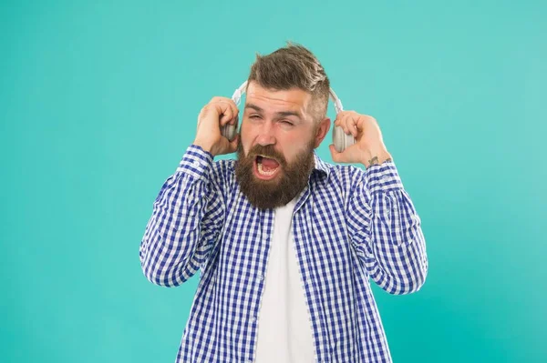 Era muy ruidoso. elearning con audio libro. hipster barbudo con camisa a cuadros. demasiado fuerte. — Foto de Stock