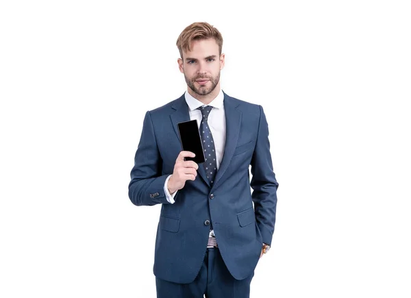 正式なスタイルのスーツのマネージャーは、ビジネスコミュニケーション、技術のためのスマートフォンのモバイルデバイスを保持します — ストック写真
