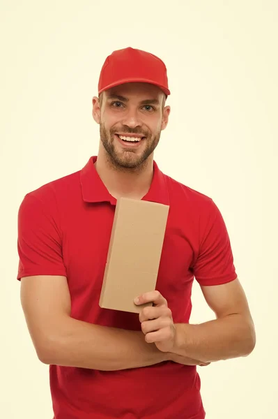 O seu pacote em boas mãos. Courier guy hold parcel box isolado em branco. Serviço de entrega de encomendas. A enviar por correio. Seu pacote nossa paixão — Fotografia de Stock