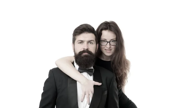 Nunca me dejes ir. mujer elegante. Moda de esmoquin masculino. sexy dama abrazar su barbudo hombre. pareja enamorada. reunión de negocios y asociación. amor y romance. pareja formal de aseo para el evento de compromiso — Foto de Stock