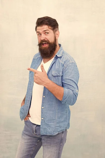 Olha para isto. Promoção de bens. Homem bonito com barba apontando dedo indicador. Conceito de promoção. Direção e recomendações. Promoção de compras. Itens para homens. Um tipo bonito. Hipster alegre — Fotografia de Stock