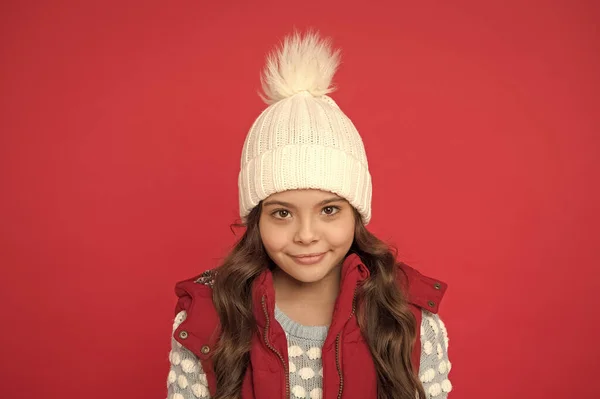 A melhor roupa de sempre. criança alegre em roupa de malha acolhedora. moda de inverno de crianças. felicidade infantil. atividade feliz férias de inverno. previsão meteorológica. malhas de alta qualidade. sensação de calor e felicidade — Fotografia de Stock