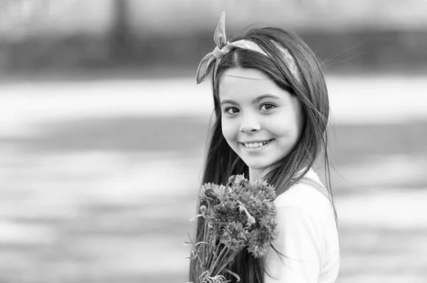 Arranjos de flores de férias. Menina feliz segurar flores de milho ao ar livre. Celebração de férias. Feliz aniversário. Dia das mulheres. Dia das crianças. Flor dando estação de férias. Venda de flores de férias, espaço de cópia — Fotografia de Stock