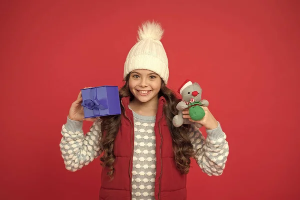 Perché no? carino bambina tenere giocattolo del mouse. bambino maglia vestiti invernali giocare con ratto giocattolo. negozio di giocattoli per bambini. regali di Natale online. di umore natalizio. felice anno nuovo 2020. simbolo del mouse dell'anno — Foto Stock