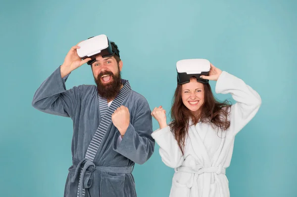 Hombre y mujer exploran vr. Tecnología VR y futuro. Comunicación VR. Emocionantes impresiones. Despertar de la realidad virtual. Pareja en albornoces llevar gafas vr. Despertar consciente. Volver a la realidad — Foto de Stock