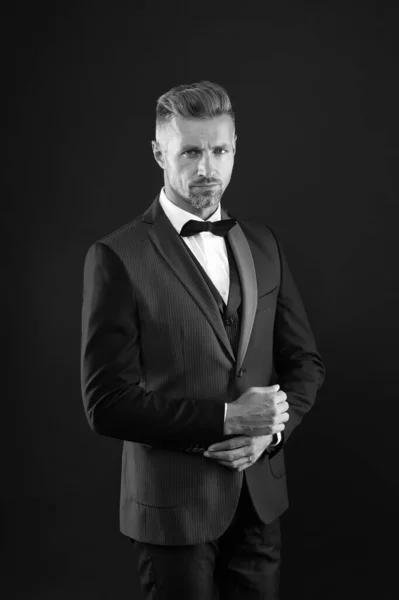 Guapo novio hombre usar esmoquin negro fondo, concepto de día de boda — Foto de Stock