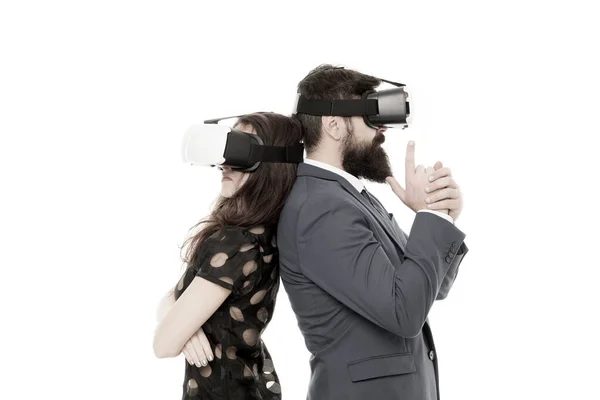 Negocio implementar tecnología moderna. Pareja colegas usan hmd explorar la realidad virtual. Los socios comerciales interactúan en la realidad virtual. Nueva oportunidad. Software moderno para negocios. Imagínate. — Foto de Stock