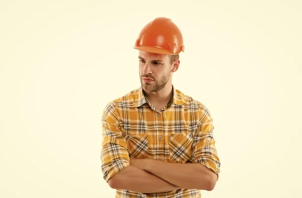 Altijd gewijd aan het werk. Zelfverzekerde arbeider geïsoleerd op wit. Bouwvakkers dragen een beschermhelm. Machinewerk. Bouwen en bouwen. Veilige werkomgeving — Stockfoto