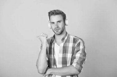 Daha iyi bir yol. Yakışıklı adam kulaklıkla müzik dinliyor. Dinle teknoloji. Modern hayat. İngilizce okulu. Yabancı dil öğrenme. Çevrimiçi kurslar. Müzik eğitimi, kopyalama alanı