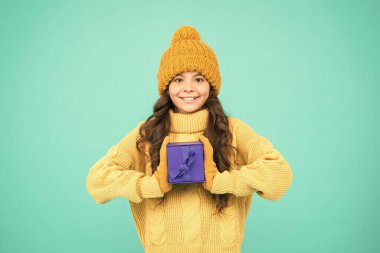 Satın aldığınız için teşekkürler. Küçük kız sıcak tutacak elbiseler. Küçük gizli hediye kutusu. Onun için hoş bir sürpriz. Kış tatili hediyeleri. Aziz Nicolas Günü. Xmas alışveriş satışları. Yeni yıl hatırası.