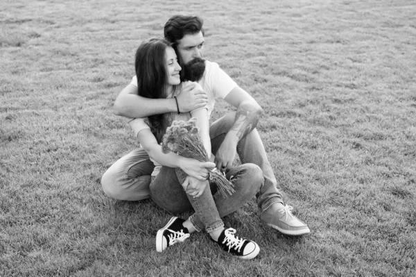 Fuga romântica. Casal apaixonado relaxar na grama verde. Mulher sexy e homem barbudo desfrutar de dia de verão. Amor romântico. Romântico namoro relacionamento. Férias românticas. Amor e romance — Fotografia de Stock