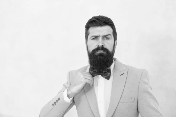 Moda hipster homem desgaste terno arco gravata elegante cavalheiro, conceito de estilo impecável — Fotografia de Stock