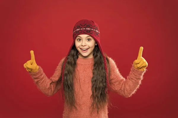 여기봐. 어린 소녀의 겨울 패션 액세서리. 어린아이들은 모자를 쓰고 부르군트를 입는다. 귀여운 모델은 겨울 스타일을 좋아 합니다. 표현의 개념. 겨울 의류. 꼬마 애는 뜨개질 모자를 쓰고 있어. 따뜻하게 — 스톡 사진