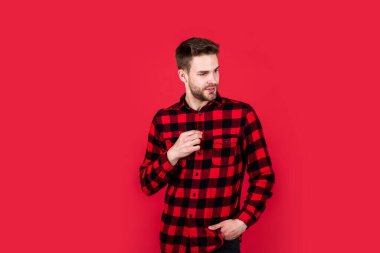 Modaya uygun saç stili olan şık bir adam. Kareli gömlek, güzellik.