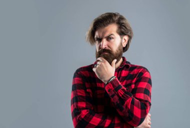 Adam kendini şık yüz kılları ve berber konseptiyle ifade ediyor.