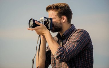 Böyle bir anı. Kamerayla seyahat et. Erkek modası. Moda görünüyor. Gözlüklü fotoğrafçı. Macera yakalamak. Gazeteci. Seksi turist muhabiri. Kameralı maço adam.