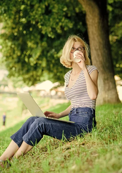 Chica portátil al aire libre. Estar al aire libre expone a los trabajadores a variaciones más frescas del aire y del medio ambiente que hacen felices y saludables a nivel físico y emocional. Por qué los empleados necesitan trabajar al aire libre — Foto de Stock