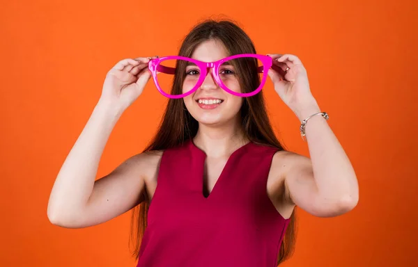 Letní prázdniny. Veselý kluk s brýlemi. ležérní módní styl pro krásné dítě. — Stock fotografie