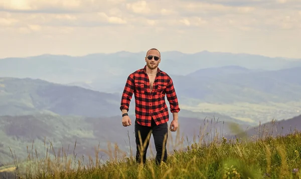 Rei da montanha. homem na paisagem da montanha. acampar e caminhar. cowboy de chapéu ao ar livre. sexy macho homem em xadrez camisa. aventura itinerante. moda hipster. conceito rural. agricultor no rancho — Fotografia de Stock