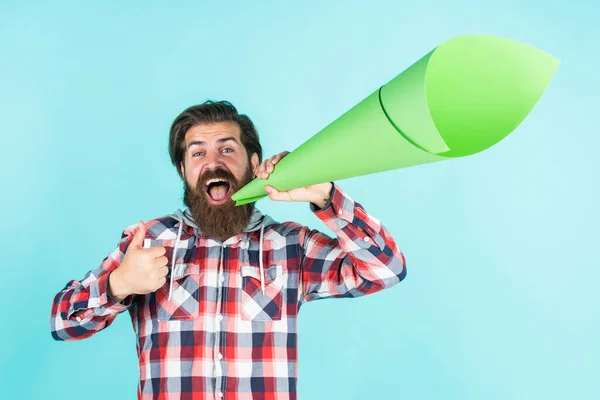 Votre attention. mâle parler en mégaphone. chemise à carreaux hipster pour homme barbu avec haut-parleur. homme brutal non rasé avec barbe. publicité et promotion. Marketing sur les médias sociaux. entrer pour gagner — Photo