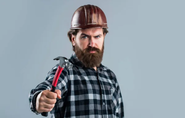 Bonito barbudo cara com barba e bigode segurar martelo, foco seletivo, construtor — Fotografia de Stock