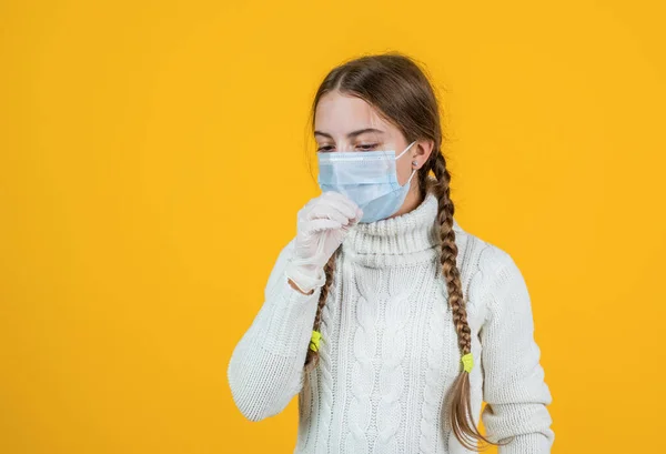 Menina doente criança em máscara de proteção durante covid19 surto pandêmico, tosse — Fotografia de Stock