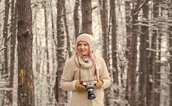 겨울이 좋다. 행복 한 등산객 소녀 역 카메라. 전문 사진 작가 겨울 풍경. 여자는 사진 카메라를 들고 있다. 눈이 내리는 겨울의 모습을 사진으로 찍는다. 춥고 아름다운 날씨 — 스톡 사진