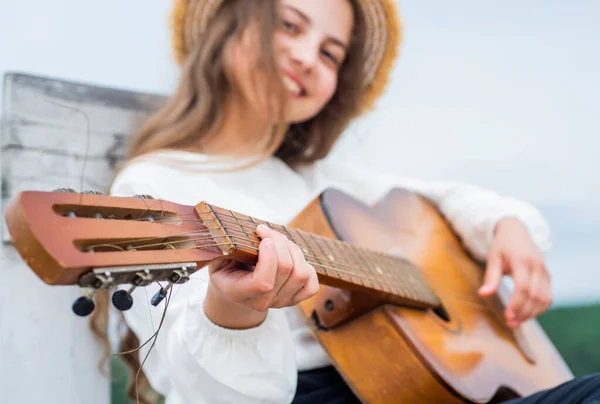 Podążaj za własnym stylem. Poczuj inspirację. wesoły dzieciak z gitarą akustyczną. — Zdjęcie stockowe