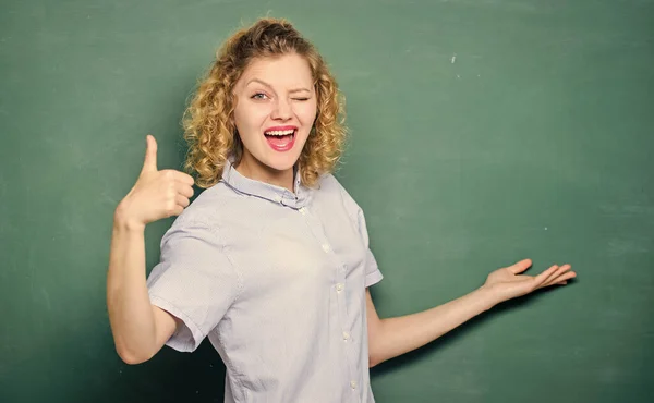 教育の成功。学生生活。学校に戻って。女は勉強が好きだ。学校の授業で女教師。知識の日だ。空の黒板情報。黒板に学生をウィンク。親指を上げて — ストック写真