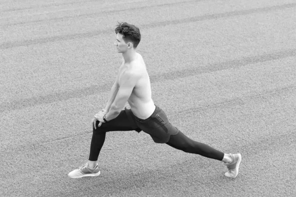 Vida saudável e conceito de autocontrole. Jovem cidadão exercendo fora e de pé em ioga. Jovem atleta se alongar no ginásio. A fazer um bom alongamento. Atleta no parque da cidade aquecimento e alongamento — Fotografia de Stock