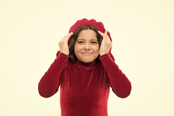 Vad pratar du om? Lycklig flicka. Ett franskt barn. En pariserflicka i basker. Mode porträtt söt flicka bär trendig hatt. Klädaffär. Snygga tillbehör. Modekoncept. Modebarn — Stockfoto