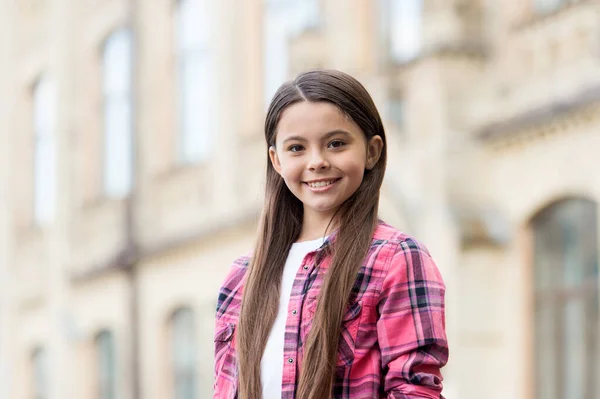 Mulher bonita. Menina feliz com cabelo longo sorriso ao ar livre. Girlhood e infância. Dia internacional de criança de menina. Look de moda. Estilo casual. Roupa da moda. Salão de beleza — Fotografia de Stock