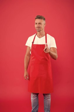 Bunu denemelisin. Üniformalı adam. Mesleki yaklaşım. Sırada sen varsın. Önlüklü olgun bir adam işaret ediyor. Restoranın hostesi. Fast food restoranı. Restoran personeli.