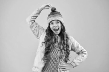 Şapkaları sevmiyorum. Soğuk mevsim için sıcak kıyafetler. çocuk pembe arka planı. Sonbahar tarzı. Mutlu çocukluk. Çocuk modası ve alışveriş. Modayı takip eden kız bağırıyor. Küçük kız kış şapkası. Kış aktivitesi için hazır