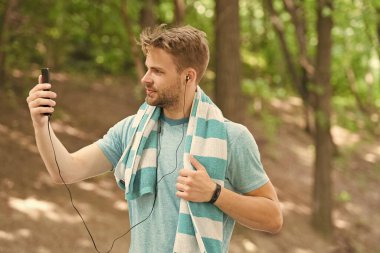 Terli selfie. Yakışıklı sporcu akıllı telefonuyla selfie çeker. El resmi. Selfie seansının tadını çıkarıyorum. Spor ve aktif yaşam tarzı. Sağlık ve sağlık. Modern hayat. Yeni teknoloji