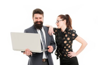 İyi sonuçlar aldığıma sevindim. Bilgisayarı olan mutlu sakallı adam ve kadın. Partneri olan bir iş adamı pozitif bir gülümsemeyle görünür. Ortaklık başarılıydı. İşadamı ve sekreter ofiste dizüstü bilgisayarda çalışıyorlar.