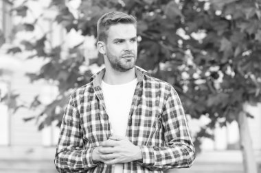 Herkesin kendine biraz zaman ayırmaya ihtiyacı vardır. Açık havada bekâr bir adam. Sıradan tarzda traşsız bir adam. Erkek giyim mağazası. Erkek gardırobu. Moda modası. Moda tarzı. Kuaför salonu. Berber Dükkanı