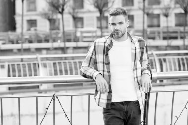 Günlük yaz kıyafetleri. Açık havada günlük tarzında yakışıklı bir adam. Günlük kıyafet dolabı. Erkek giyim mağazası. Moda trendleri. Moda tarzı. Günlük giysiler. Her şey seninle ilgili.