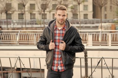 Erkek modası. Seni bekliyorduk. Sadece dinleniyorum. Deri ceket giyen adam. Sokak tarzı. Dışarıdaki fotoğrafçı çocuk. Erkek giyim konsepti. Moda kıyafeti. Şehir adamı. Kişisel stil. Yakışıklı öğrenci.